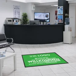 Fussmatte Willkommen grün mehrsprachig mit Logo, 80x120cm