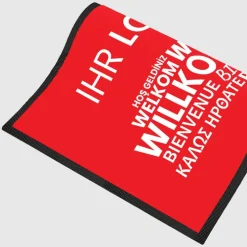 Fussmatte Willkommen rot mehrsprachig mit Logo, 80x120cm