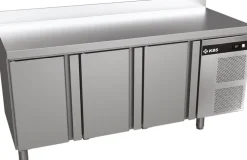 Kühltisch Classic KT 3300 mit Aufkantung, 3 Türen GN !/1