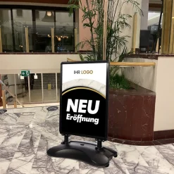 Kundenstopper SNE350 für Neu-Eröffnungen mit A1-Plakat & Logo